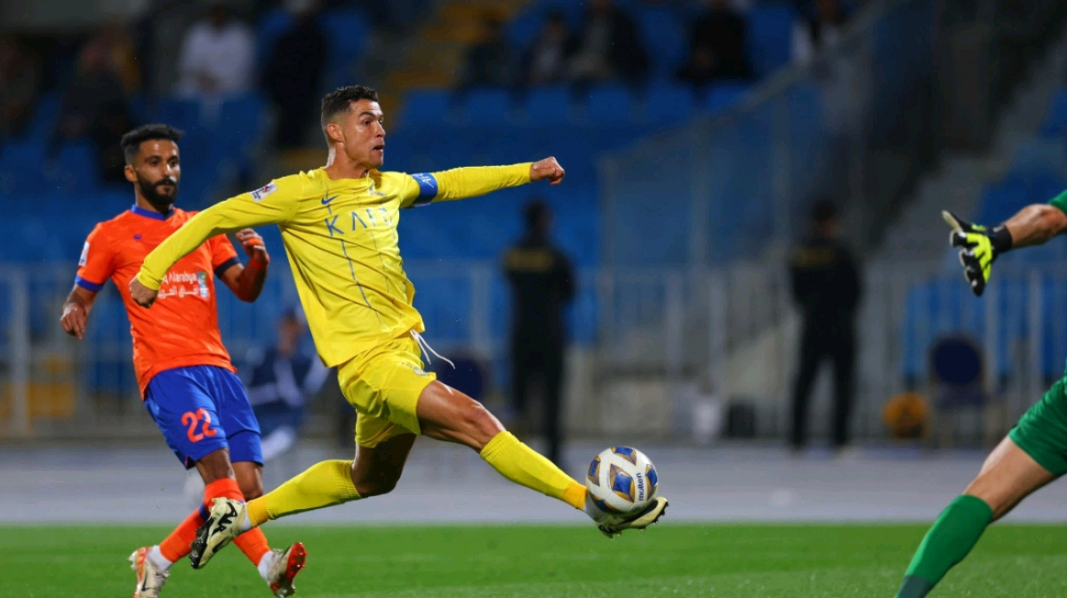 欧宝官网 -费耶诺德训练开放日；赛后扳平良机引欢呼；亚冠在即；身体对抗强度拉满的简单介绍